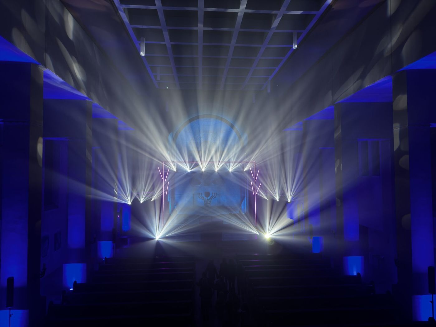 Lichtdesign mit blauen Beams in einer Halle