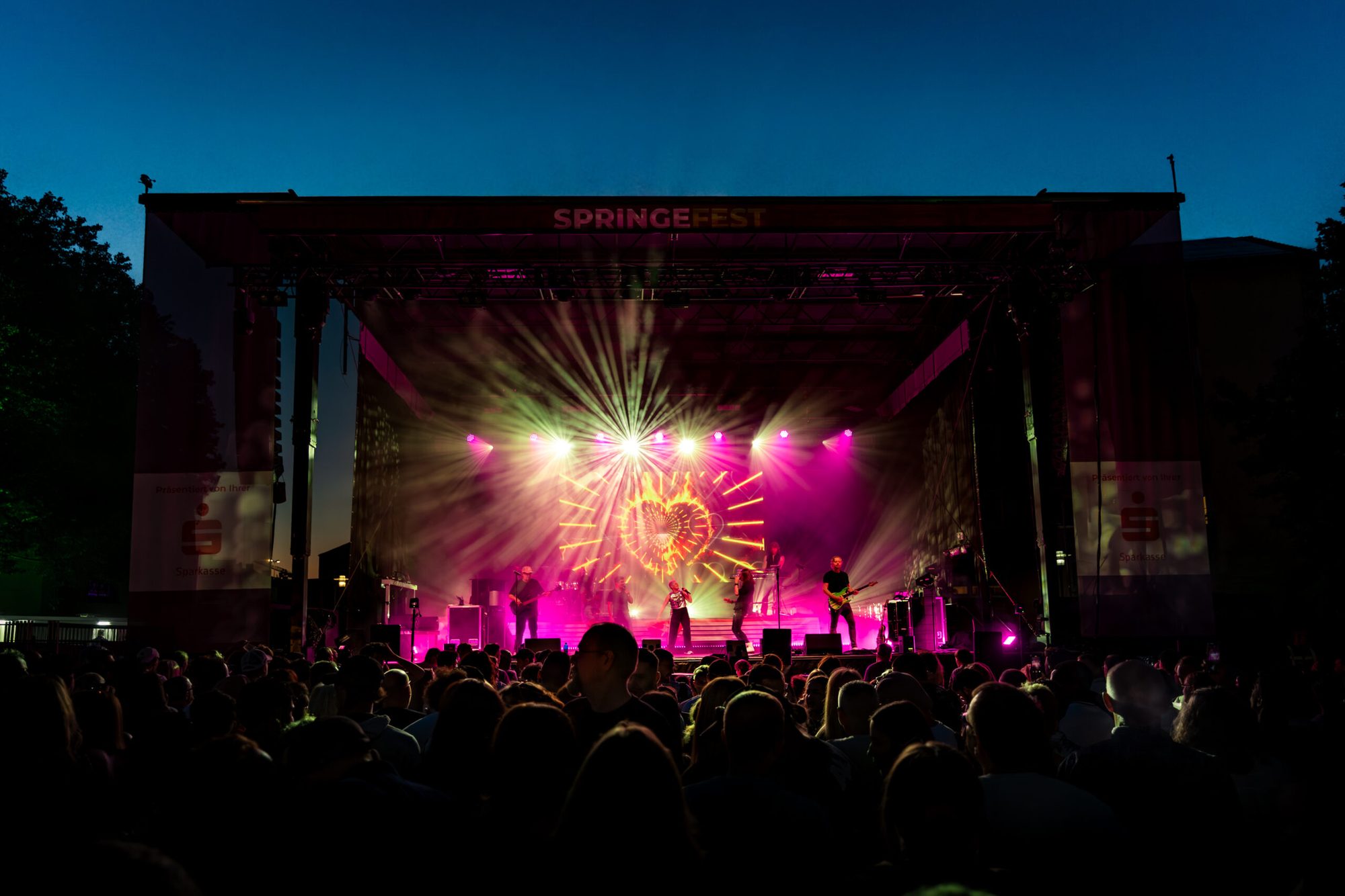 Live-Show auf großer Bühne mit Lichtdesign und Publikum